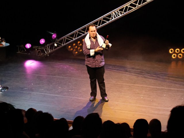 Haut les mains, c'est un stand-up!